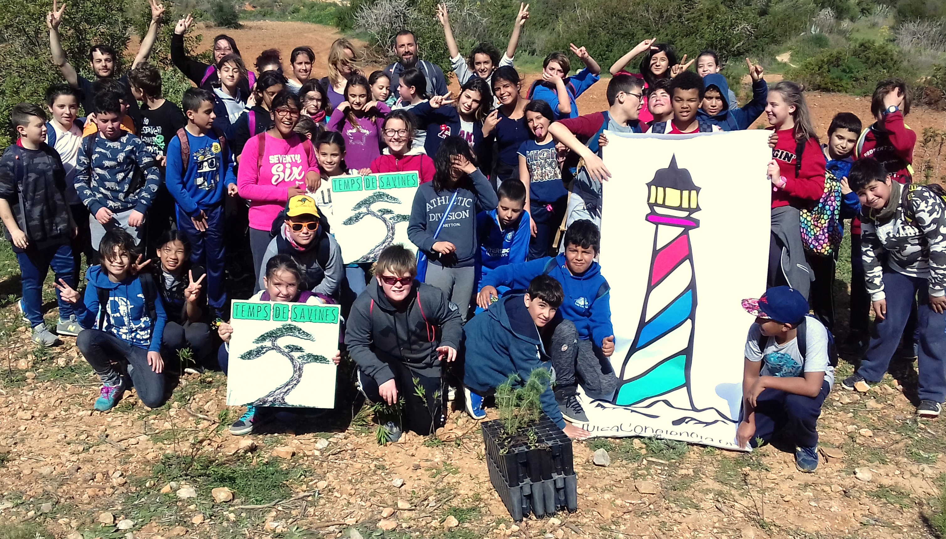 Uno de los cinco grupos de alumnos que han participado en la campaña de reforestación.